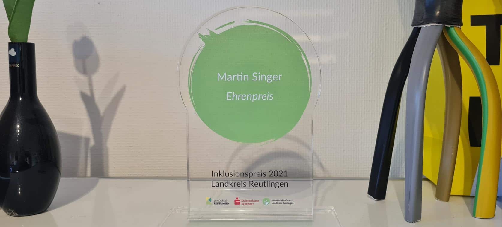 Transparent award bearing Martin Singer's name and the title 'Ehrenpreis 2021' (honorary award 2021).